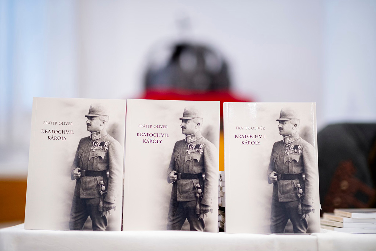 Kratochvil Károly, a zubbony mögötti ember